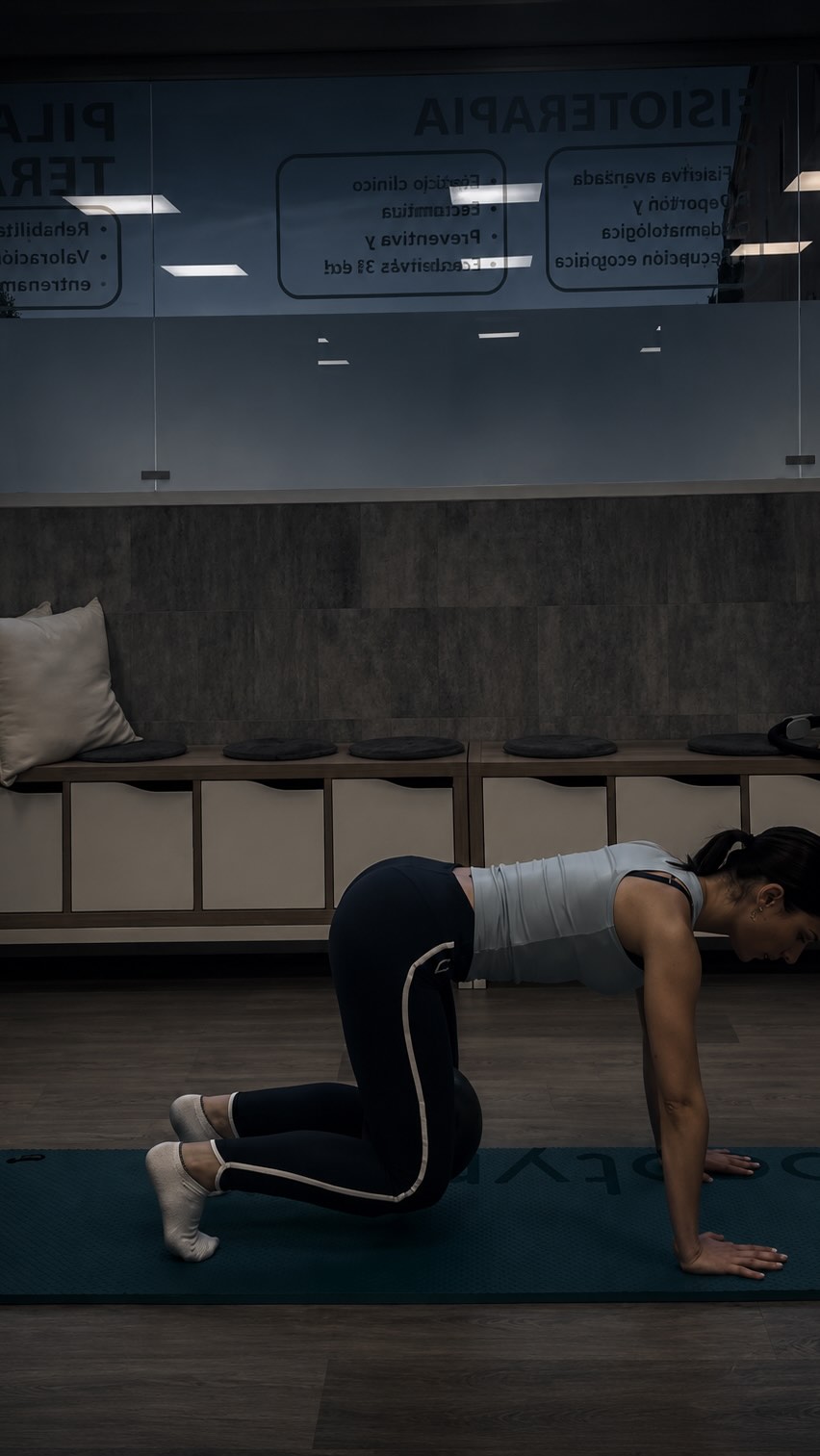 Pilates terapéutico: control, respiración y postura.